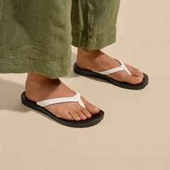 ‘Uiki - Bright White / Lava Rock